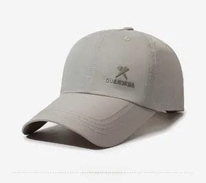 Détail des panneaux latéraux respirants et de la broderie du logo sur casquette grise