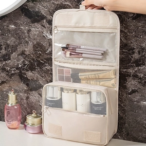 Beige Kulturbeutel zum Aufhängen mit Klarsichtfächern für Kosmetik und Hautpflege