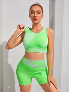 Vue détaillée de l'ensemble de sport vert fluo sans couture avec motifs géométriques