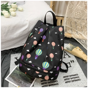 Detail eines Nylon-Rucksacks mit Heißluftballon-Print und separatem Schuhfach unten