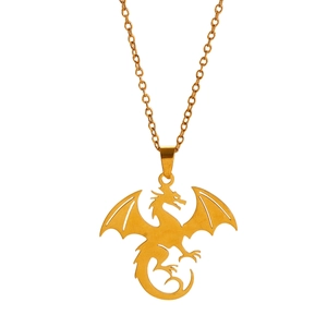 Détail du pendentif dragon gothique plaqué or avec une chaîne à maillons polis élégante