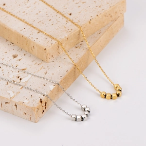 Colliers minimalistes en acier inoxydable avec perles carrées en or et argent sur pierre