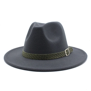 Dettaglio cappello fedora in lana grigia con nastro intrecciato oliva e fibbia in metallo