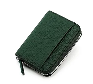 Dettaglio porta carte in pelle verde scuro con zip argentata e slot esterno pratico