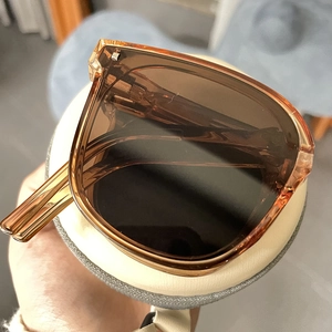 Primer plano de gafas de sol plegables marrones mostrando la bisagra y los lentes