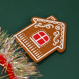 Vue détaillée de l'élément de serre-tête maison en pain d'épice avec broderie festive
