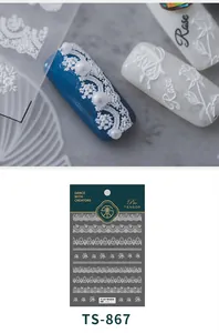 Vista macro di adesivi per unghie 5D in pizzo bianco per decorazione professionale unghie