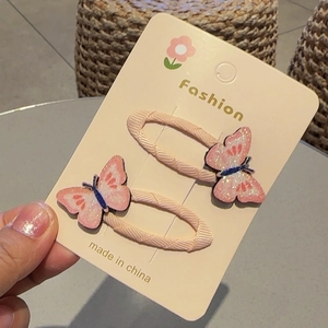 Gros plan de barrettes à cheveux rose pailleté pour filles, lot de deux sur carte