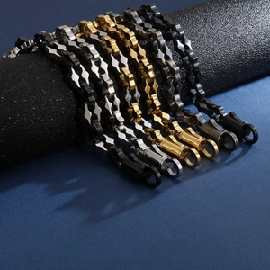 Bracelet chaîne style punk en acier inoxydable pour homme en or et noir exposé