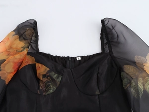 Détail du col carré avec fermeture éclair et manches en organza fleuri sur robe