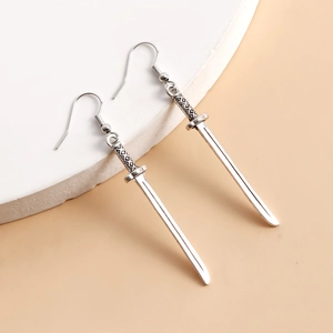 Vue macro détaillée des boucles d'oreilles épée argentées aux textures métalliques
