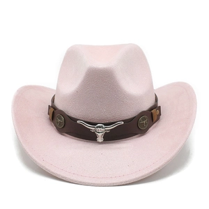 Détail du chapeau cowboy rose en suédine avec bande en cuir et ornement tête de taureau