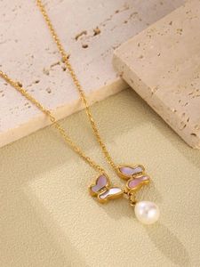 Détail du collier plaqué or 18 carats avec doubles papillons en nacre et perle