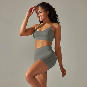 Details des nahtlosen Rippstrick-Sportsets mit BH und Shorts mit hoher Taille in Grau