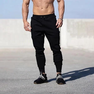Vista detallada del pantalón de chándal negro para hombre con cordón ajustable y puños