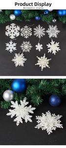 Detailansicht von weißen Glitzer-Schneeflocken mit festlicher Dekoration.