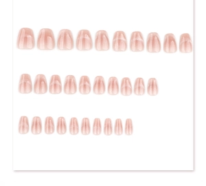 Gros plan de 30 faux ongles œil de chat rose nude de forme courte carrée ovale