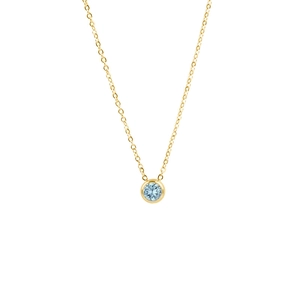 Detailaufnahme einer goldenen Titanstahl-Halskette mit rundem hellblauem Zirkonia-Anhänger