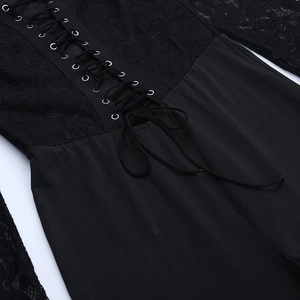 Vue détaillée des coutures en dentelle noire et des œillets à lacets sur la combinaison