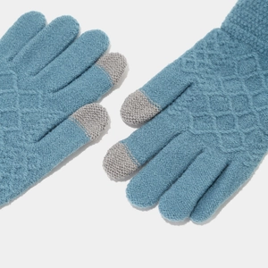 Detailaufnahme der hellblauen Strickhandschuhe mit Touchscreen-Fingerspitzen und Rautenmuster