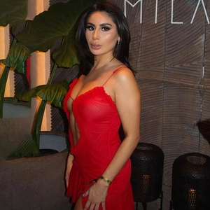 Vue détaillée d'une mini-robe en tulle rouge avec volants et découpe à la taille sexy