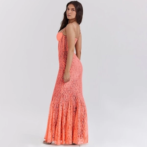 Vue latérale de la robe de soirée en dentelle corail avec ourlet sirène et fines bretelles