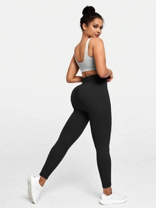 Détail du legging de yoga taille haute noir avec texture côtelée sans couture et effet push-up