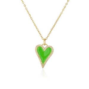 Dettaglio della collana dorata con pendente a cuore verde e zirconi incastonati di qualità