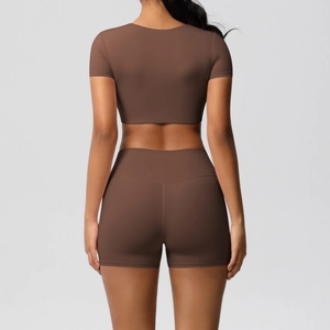 Rückansicht von braunem Yoga-Set mit kurzem Oberteil und hoher Taillen-Radlerhose