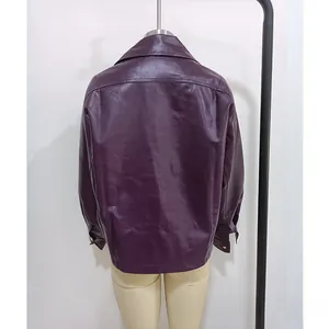 Vue détaillée du dos d'une veste ample en similicuir violet foncé avec col à revers