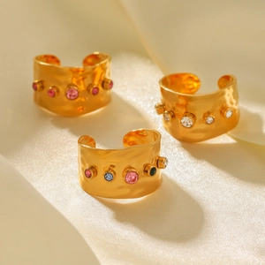 Anello Aperto Con Texture Martellata In Acciaio Inossidabile Placcato Oro 18K Con Zirconi Cubici Colorati Gioielli Da Mano Retro Regolabili Da Donna