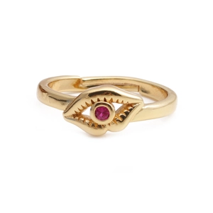 Bague ouverte dorée en forme de lèvres avec pierre zircon rose sur fond blanc pur