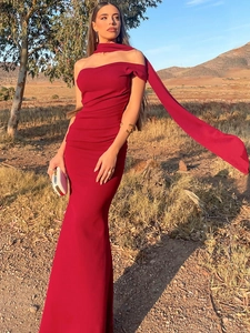 Robe longue moulante bordeaux à épaules dénudées avec écharpe pour soirée élégante