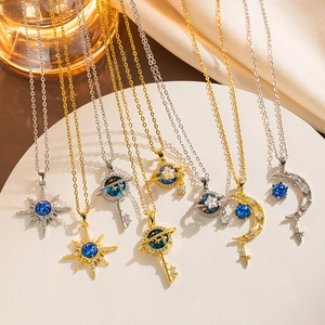 Elegante collana in acciaio al titanio con ciondoli pianeta e luna in oro e argento