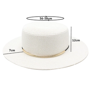Dettaglio di un cappello di paglia bianco a tesa piatta con dimensioni 56-58 cm di testa