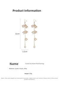 Vue détaillée des boucles d'oreilles muguet à pompons, dimensions 11 cm x 2,2 cm