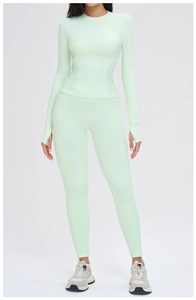 Détail de l'ensemble de yoga sans couture vert clair avec poignets passe-pouce et texture