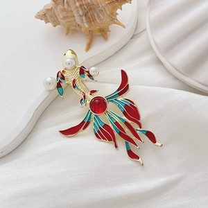 Detail der Koi-Fisch-Brosche mit Emaille-Finish, Perlen und rotem Edelstein-Inlay
