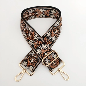 Dettaglio della tracolla per borsa in jacquard bohémien con ganci rotanti dorati