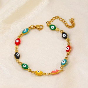 Bracelet en acier inoxydable doré avec charms œil maléfique colorés sur fond de satin