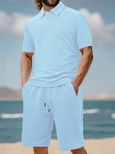 Détail de l'ensemble polo et short bleu clair avec texture gaufrée et cordon de serrage