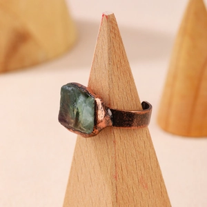 Anello regolabile in bronzo vintage con pietra di fluorite verde grezza naturale