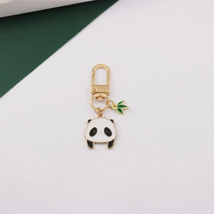 Detail eines süßen Panda-Schlüsselanhängers mit goldenem Verschluss und Bambusblatt