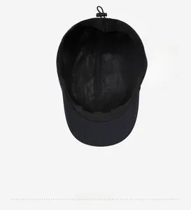 Dettaglio della fodera in rete traspirante e della coulisse regolabile sul cappello nero