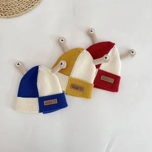 Bonnet en tricot pour enfants avec antennes rigolotes et coutures contrastées vives