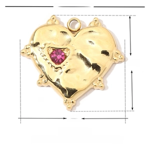Pendentif cœur doré en acier inoxydable avec strass rose et dimensions détaillées