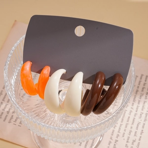 Detailaufnahme des C-förmigen Resin-Ohrring-Sets in Orange, Beige und Brauntönen