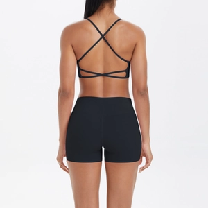 Vue arrière détaillée de l'ensemble de yoga noir avec brassière à bretelles et short taille haute