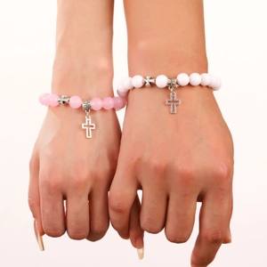 Pulseras elásticas de cuentas rosas y blancas con colgantes de cruz plateada para parejas
