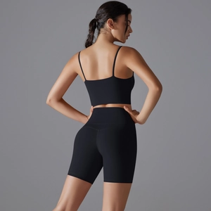 Vista posteriore del set yoga nero con pantaloncini biker a vita alta e reggiseno sportivo